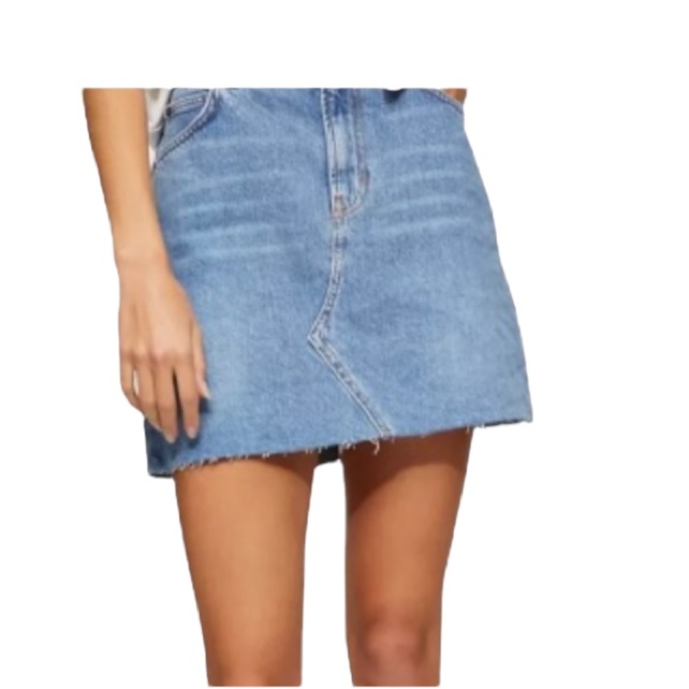 TOPSHOP Women’s High Waisted Medium Wash Denim Skirt with Raw Hem. Size: 8